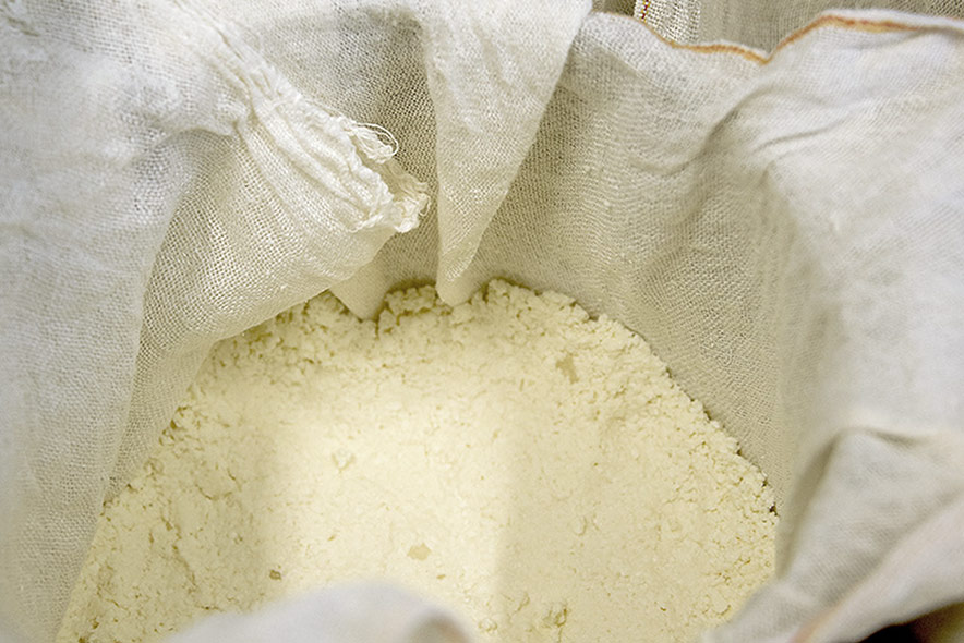 fasi-produzione-del-castelmagno02